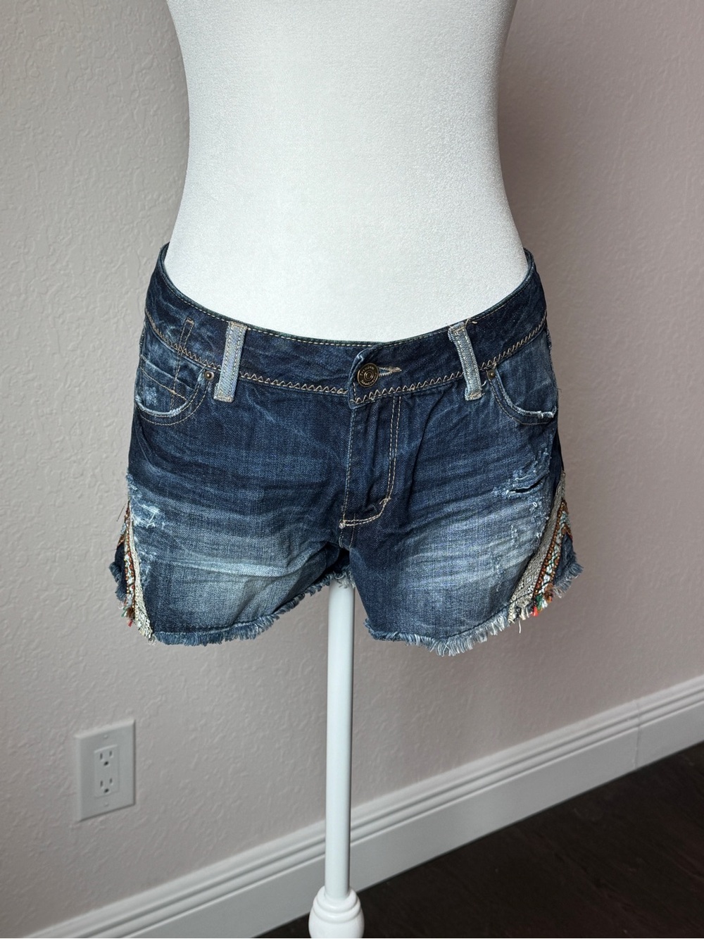 NWT Stradivarius Embroidered Distressed Denim Shorts Size 4 Boho Festival